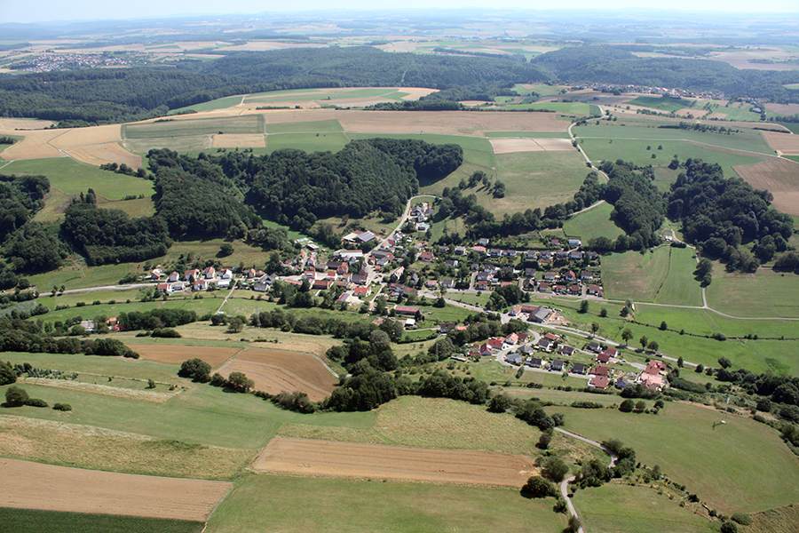 Luftbild eines Ortes mit Blick auf die umliegende Landschaft