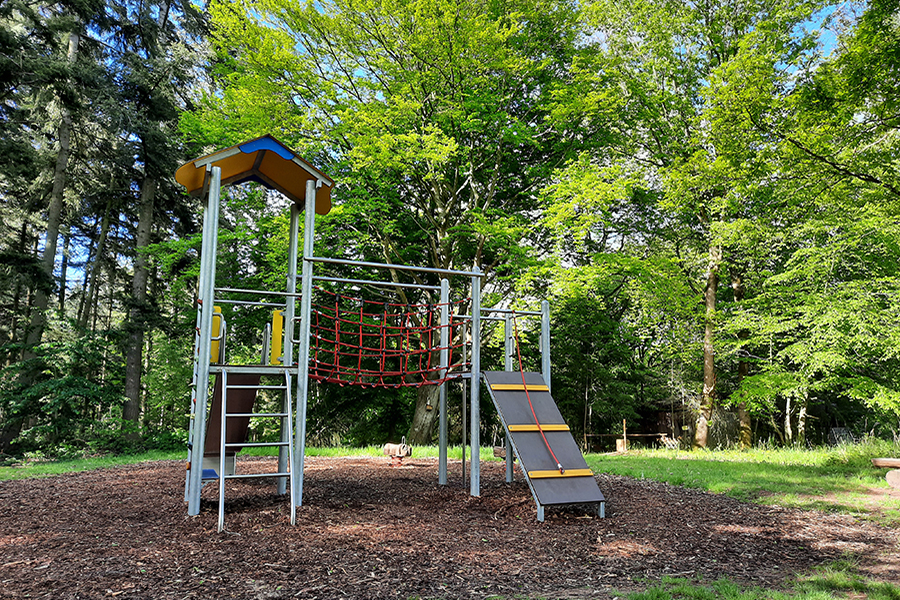 Spielplatz mit einem Kletterturm mit Rutsche